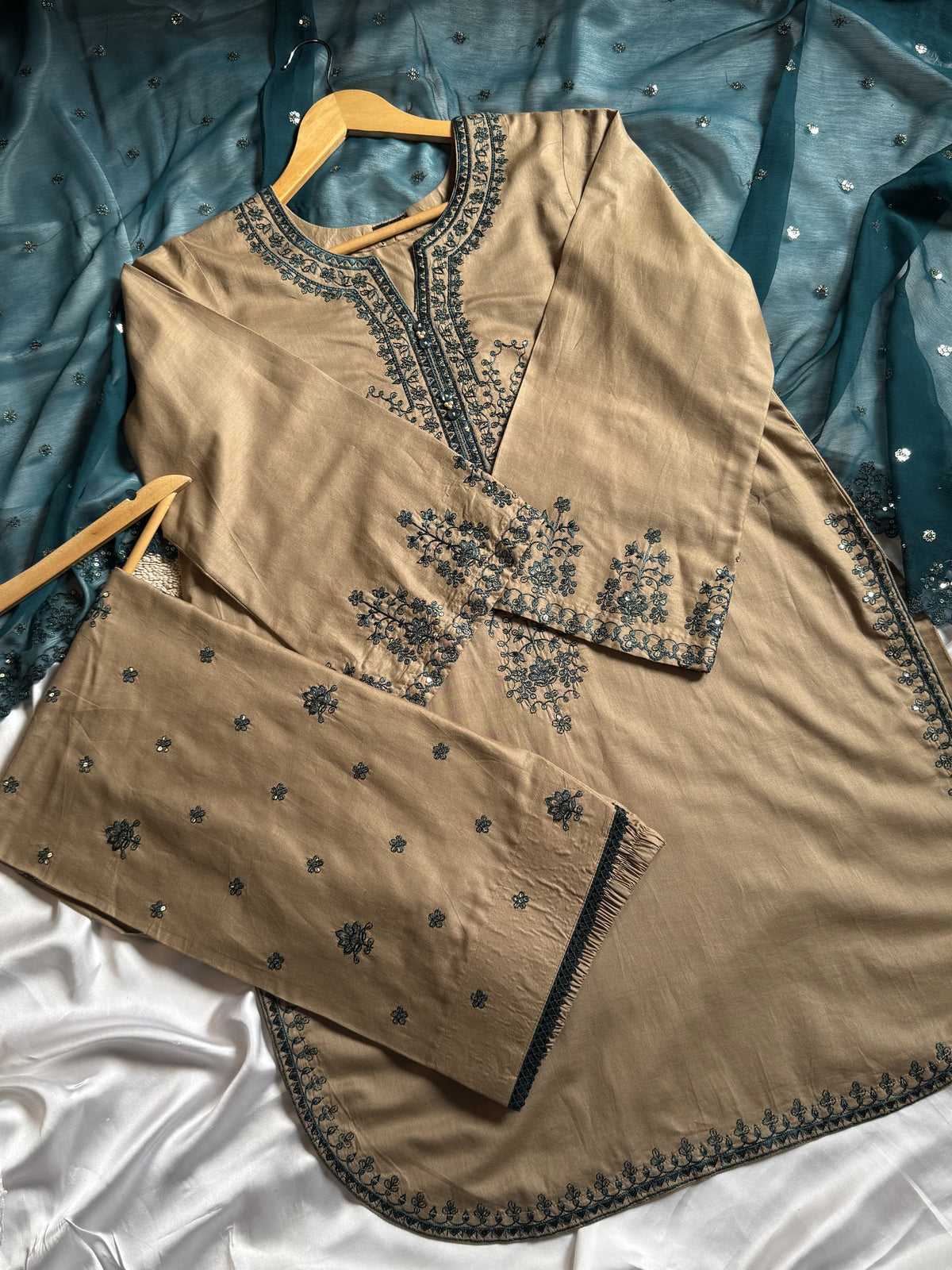 Meher 3 Piece – khaki 3-piece outfit